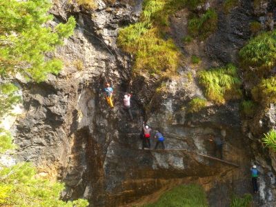 005-In der steilen Wand im Hausbachfall-Klettersteig